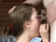 拉丁女閉眼享受跪舔深喉